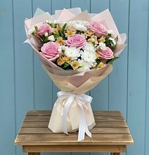 Букет цветов из:  Гвоздики, Орхидеи и Розы в Нефтегорске Самарской области