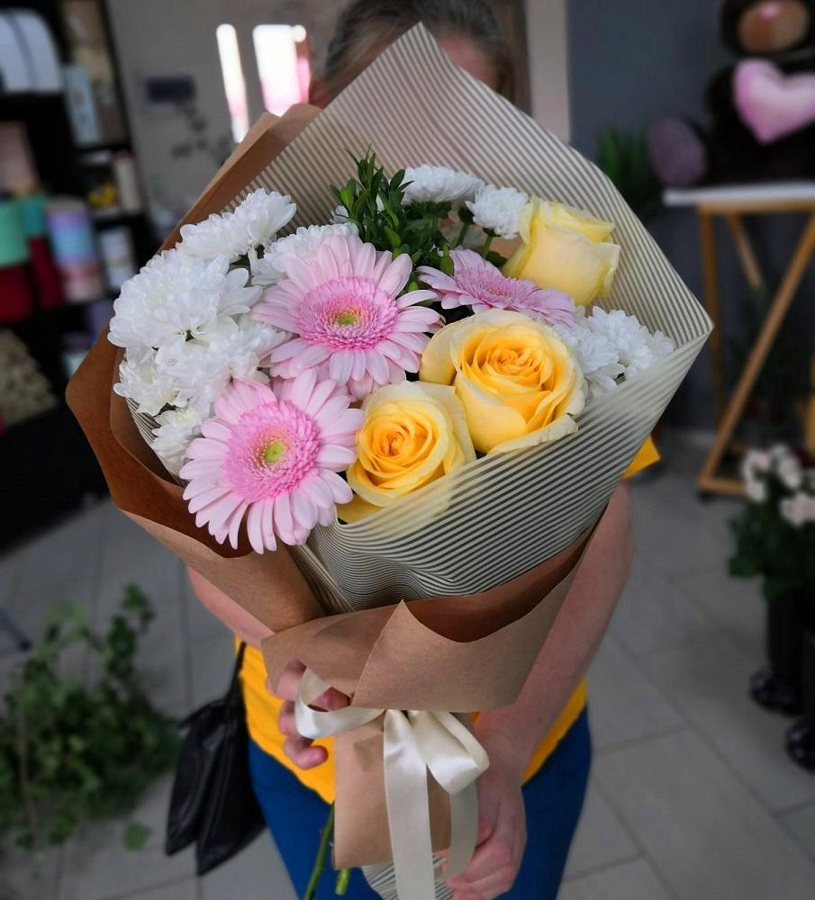 Букет цветов из: Герберы, Розы и Хризантемы в Нефтегорске Самарской области