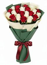 Букет Микс из красных и белых роз в Нефтегорске Самарской области