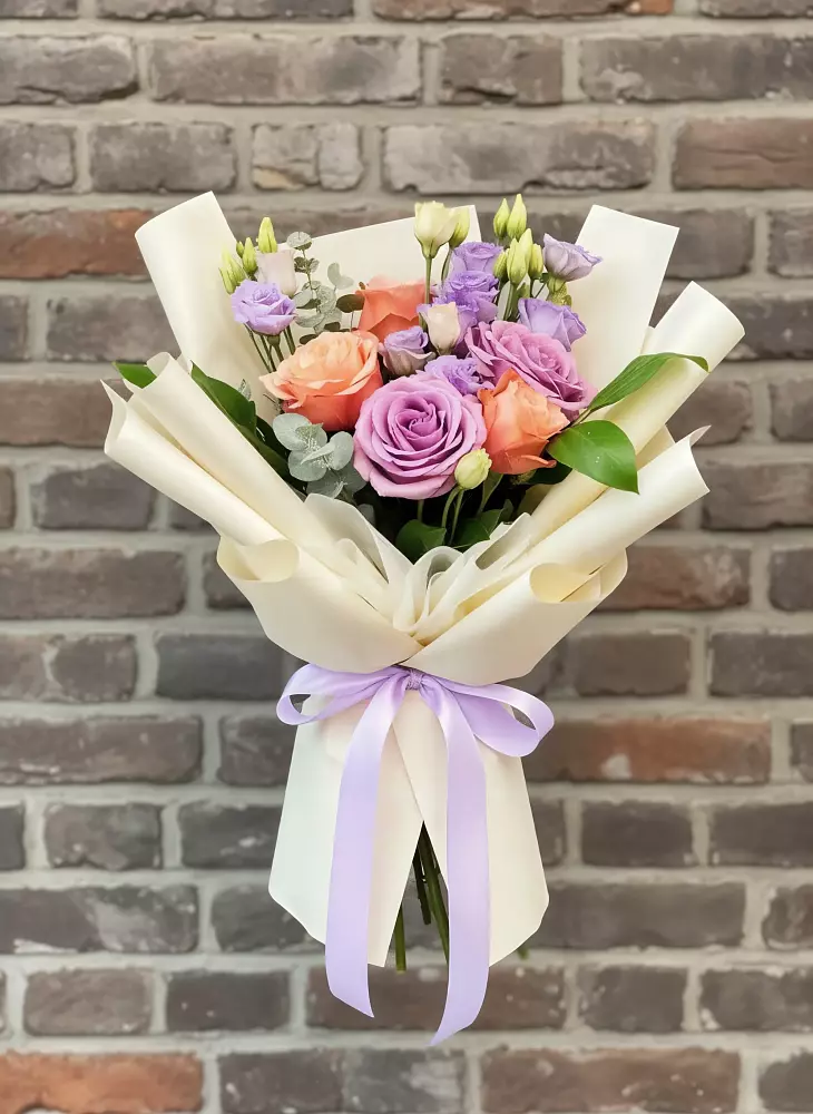 Букет цветов из: Лизиантусы и Розы в Нефтегорске Самарской области