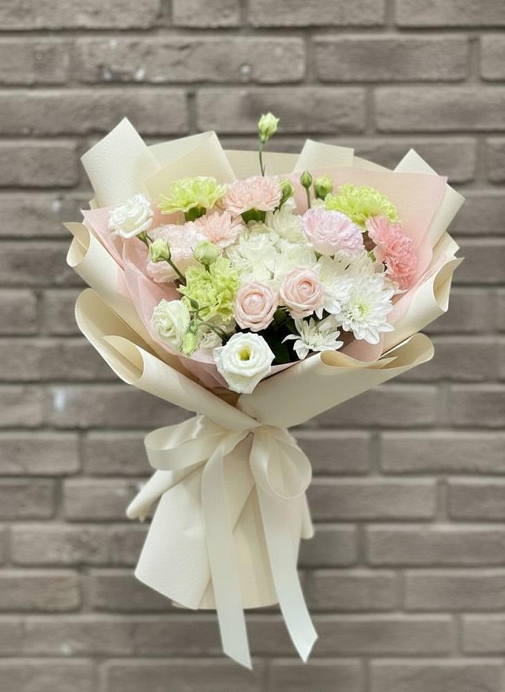 Букет цветов из: Гвоздики, Розы, Лизиантусы и Хризантемы в Нефтегорске Самарской области