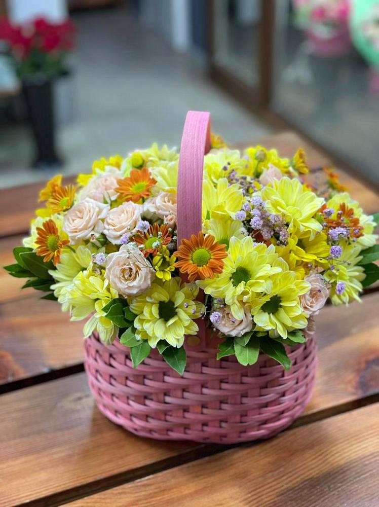 Цветочная композиция из Хризантемы и Розы в корзине в Нефтегорске Самарской области