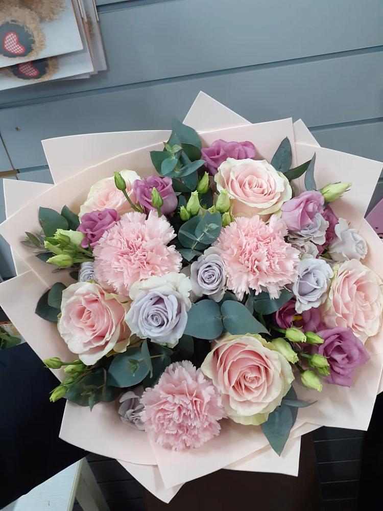 Букет цветов из: Розы, Гвоздики и Лизиантусы в Нефтегорске Самарской области